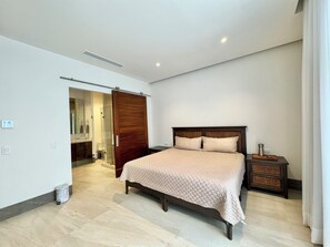 Ein Schlafzimmer mit Bett, Nachttisch und Kleiderschrank.