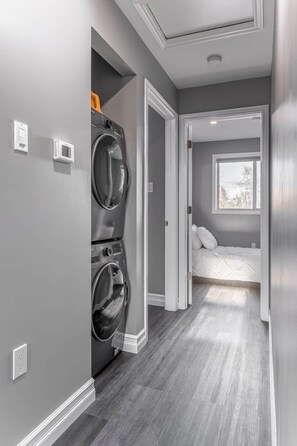 Room - Warm & Modern Home in Yellowknife | Sleeps 5 (Yellowknife)