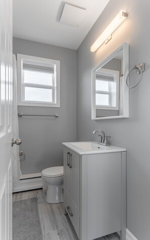 Bathroom - Warm & Modern Home in Yellowknife | Sleeps 5 (Yellowknife)