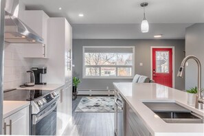 Private kitchen - Warm & Modern Home in Yellowknife | Sleeps 5 (Yellowknife)