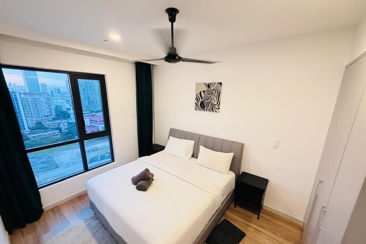 Apartemen Mewah, 2 kamar tidur, balkon, pemandangan kota | Meja kerja, ruang kerja ramah laptop, dan kedap suara