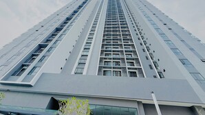 Un edifici alt amb múltiples plantes, grans finestres i un disseny arquitectònic modern.