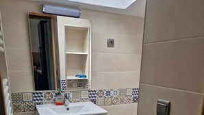 Bathroom - Lovely 1-bedroom house with AC in quaint Reignac (Reignac)