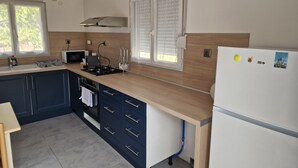 Private kitchen - Lovely 1-bedroom house with AC in quaint Reignac (Reignac)