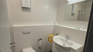 Chambre Classique | Salle de bain | Douche, sèche-cheveux, serviettes fournies, shampoing