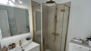 Dusche, Haartrockner, Handtücher, Seife