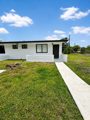 Unclassified image, 2 of 13, button - Cozy 1-bedroom house in enchanting Miami with AC (Miami)