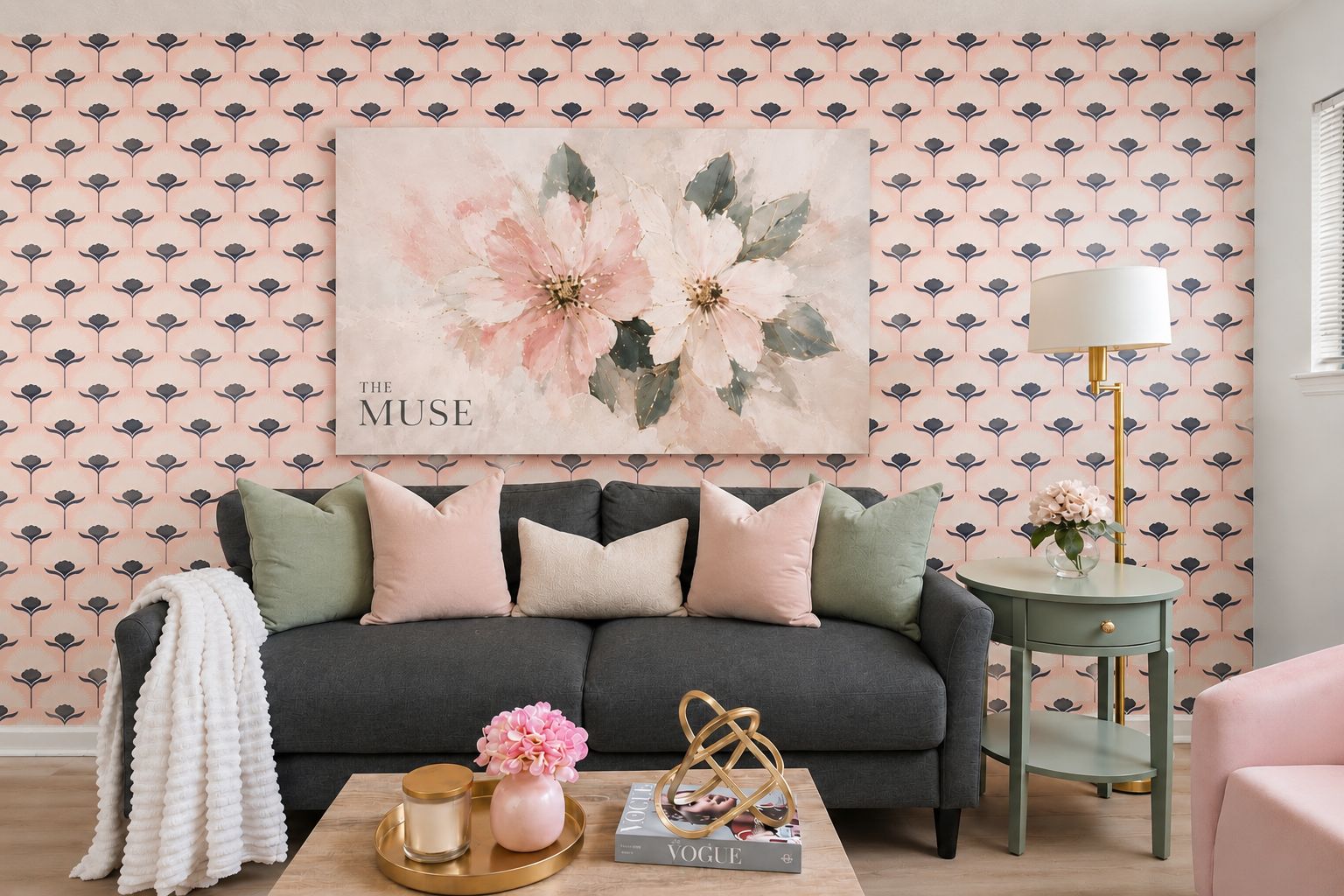 Ein Wohnzimmer mit einem dunkelgrauen Sofa, dekorativen Kissen, einem Couchtisch mit einer Vase, einer Lampe und einem Bücherregal.