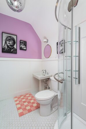 Ein Badezimmer mit Toilette, Waschbecken und Dusche.