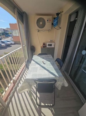 Outdoor dining - Modern studio apartment in Cap d'Agde (Agde)