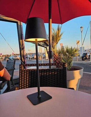Outdoor dining - Modern studio apartment in Cap d'Agde (Agde)