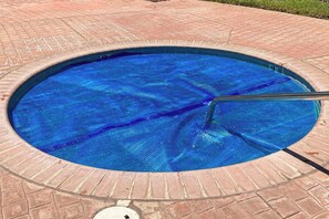 A circular swimming pool with a metal ladder and a brick border. - Northshore Lakeview Getaway (Bass Lake)