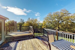 A wooden deck with a railing, a bench, and a view of trees and sky. - Bear Den - Near Yosemite & Bass Lake, Deck (Oakhurst)