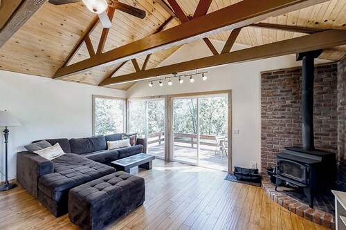 Cascadel Hideaway - Sauna, Fireplace & Dogs OK