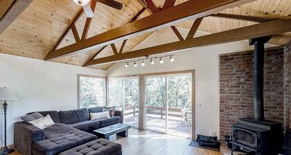 Cascadel Hideaway - Sauna, Fireplace & Dogs OK