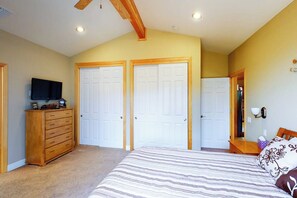 A bedroom with a bed, two wardrobes, a dresser, a television, and a ceiling fan. - Murray Lake Retreat - Near Bass Lake, Fireplace (Bass Lake)