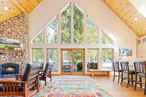 Oso Lodge - Ping-Pong, Deck & EV Charger