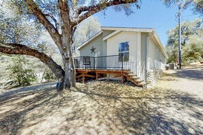 Einbungalow mit Veranda, einer Stern-Dekoration und einer Steinmauer.