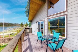 A deck with a table and chairs overlooking a marina. - Humphreys Lakefront - Private Dock, Sleeps 24 (Bass Lake)