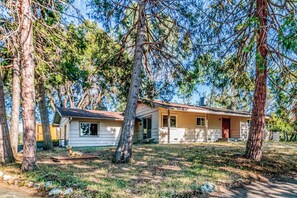 A single-story house with a front porch, surrounded by trees. - Pine Ridge Peak - Game Room, Near Lake & Yosemite (Oakhurst)