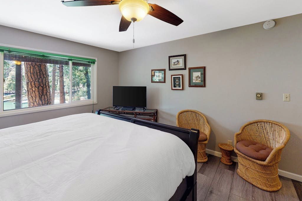 Tabla de planchar con plancha, wifi, ropa de cama