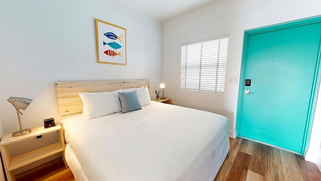 Pet-friendly King Balcony Room W/ Pool Access| 1 Mile To Theater Of The Sea - Islamorada, FL