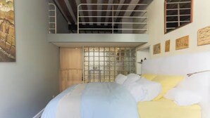 Unclassified image, 5 of 8, button - CENTRAL PARIS APARTMENT WITH PRIVATE BEDROOM, 2 BATHROOMS & INNER COURTYARD VIEW (Paris)