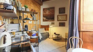 Unclassified image, 4 of 8, button - CENTRAL PARIS APARTMENT WITH PRIVATE BEDROOM, 2 BATHROOMS & INNER COURTYARD VIEW (Paris)