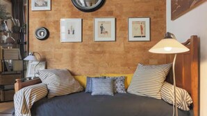 Unclassified image, 2 of 8, button - CENTRAL PARIS APARTMENT WITH PRIVATE BEDROOM, 2 BATHROOMS & INNER COURTYARD VIEW (Paris)