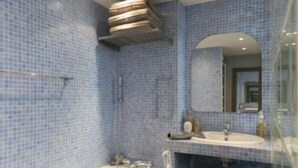 Unclassified image, 3 of 8, button - CENTRAL PARIS APARTMENT WITH PRIVATE BEDROOM, 2 BATHROOMS & INNER COURTYARD VIEW (Paris)
