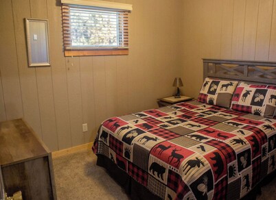 Cozy Cabin-Just 1/4 mile to North Point Rec Area and Fort Randall Marina.