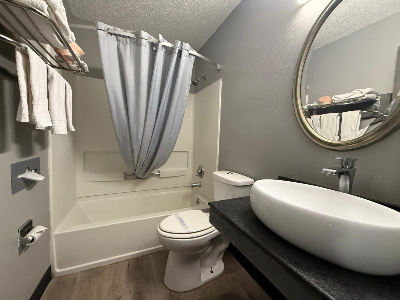 Une salle de bain avec une baignoire, des toilettes et un lavabo.