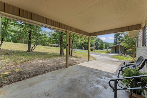 NEW! 5 Min to OZ Bike Park. Pet friendly!
