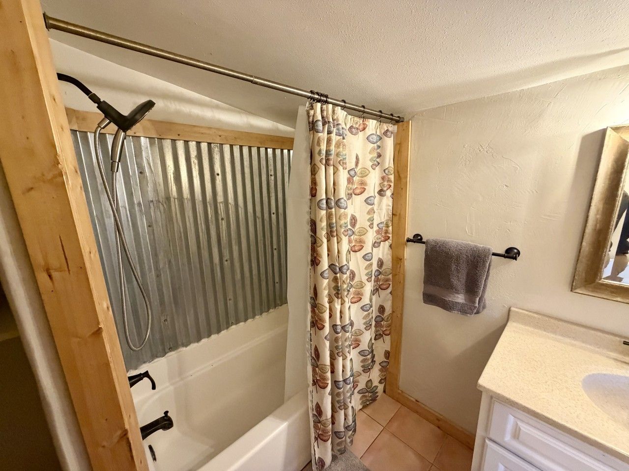 Une salle de bain équipée d’une douche, de toilettes, d’un lavabo et d’un porte-serviettes.
