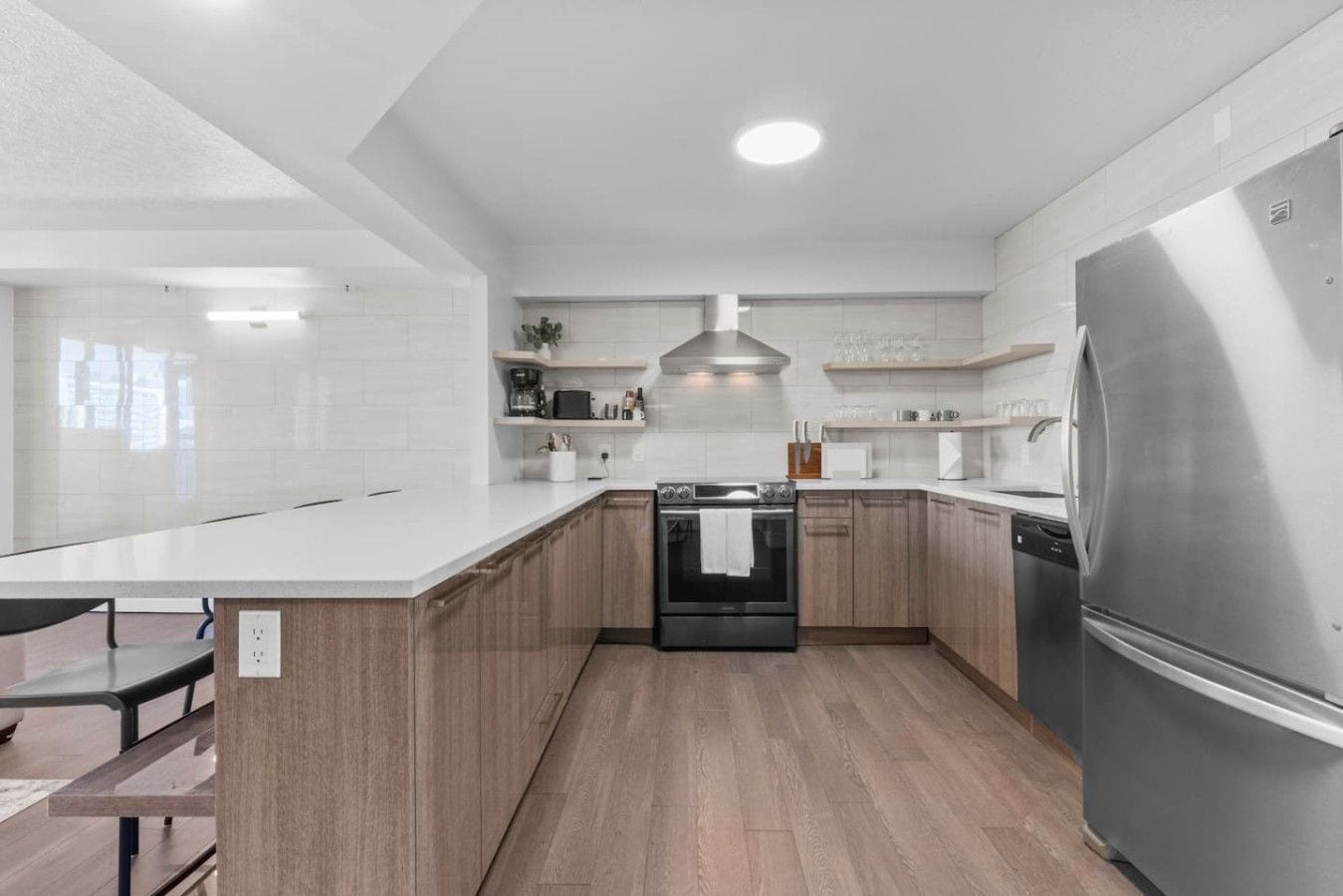 Coffee/tea maker, fridge, oven, stovetop