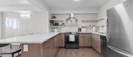 Coffee/tea maker, fridge, oven, stovetop
