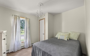 Room - Whispering Woods 2bdrm, 2 bath, tucked in the woods. (Pittsfield)