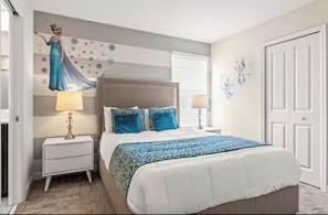 A bedroom with a bed, nightstands, a lamp, and wall decorations. - Family Villa Inside Resort (Four Corners)