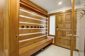 Ein Korridor mit Holzwandverkleidung und einer Tür mit Fensterglas.