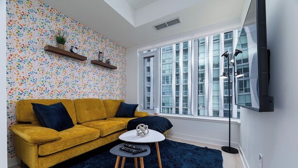 Living area - Luxury Yorkville Suite with City Views (Toronto)