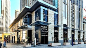Exterior - Luxury Yorkville Suite with City Views (Toronto)