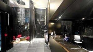 Lobby - Luxury Yorkville Suite with City Views (Toronto)