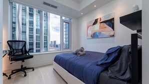 Room - Luxury Yorkville Suite with City Views (Toronto)