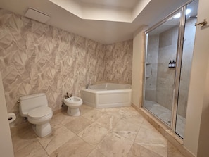 Shower, hair dryer, towels, shampoo - Ocean View Retreat | 5 Min Walk to Beach + 2 Valet (Sunny Isles Beach)