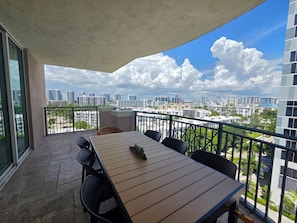 Outdoor dining - Ocean View Retreat | 5 Min Walk to Beach + 2 Valet (Sunny Isles Beach)