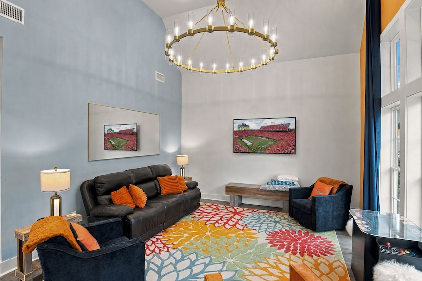 Orange And Blue Nest - Auburn, AL