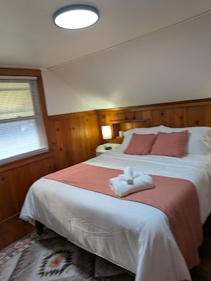 Unclassified image, 3 of 104, button - Comfy University View Cape Cod Includes a Hot Tub (Columbus)