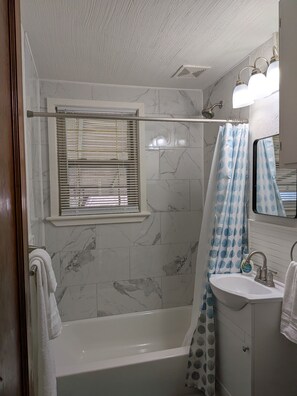 Unclassified image, 5 of 104, button - Comfy University View Cape Cod Includes a Hot Tub (Columbus)