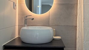 Bathroom - Vrbo Property (Ericeira)