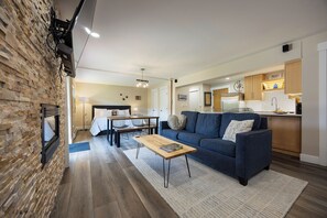 Een moderne woonkamer met een bank, salontafel en een eethoek.